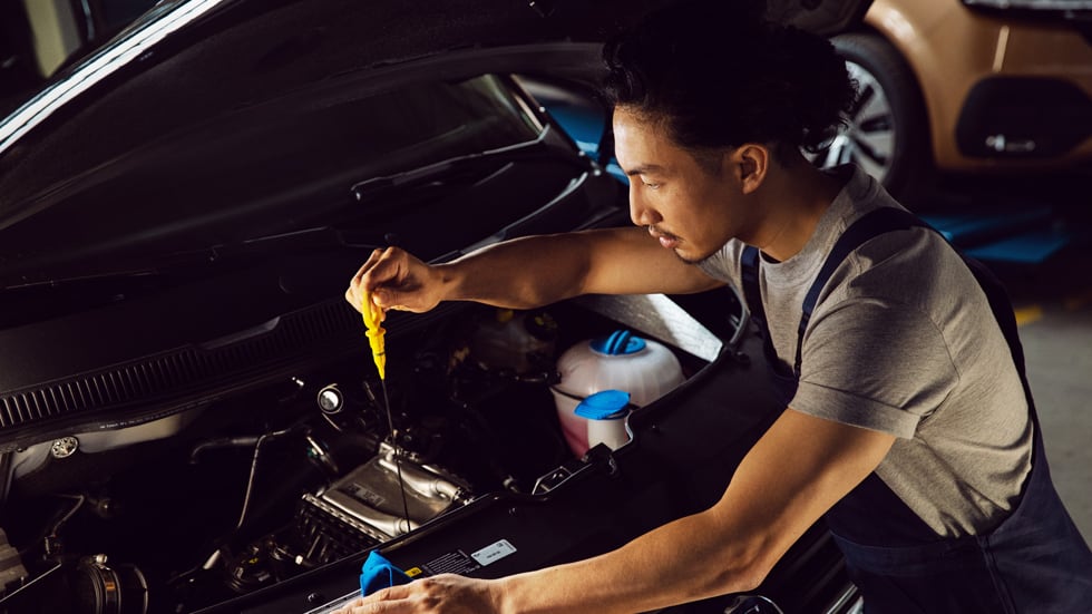 סרטון תפעול הגלגלים ומתחת למכסה המנוע בטרנספורטר משלוח סרטון תפעול הגלגלים ומתחת למכסה המנוע בטרנספורטר משלוח