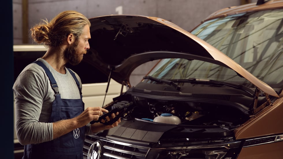 סרטון תפעול הגלגלים ומתחת למכסה המנוע בפולקסווגן קראוול