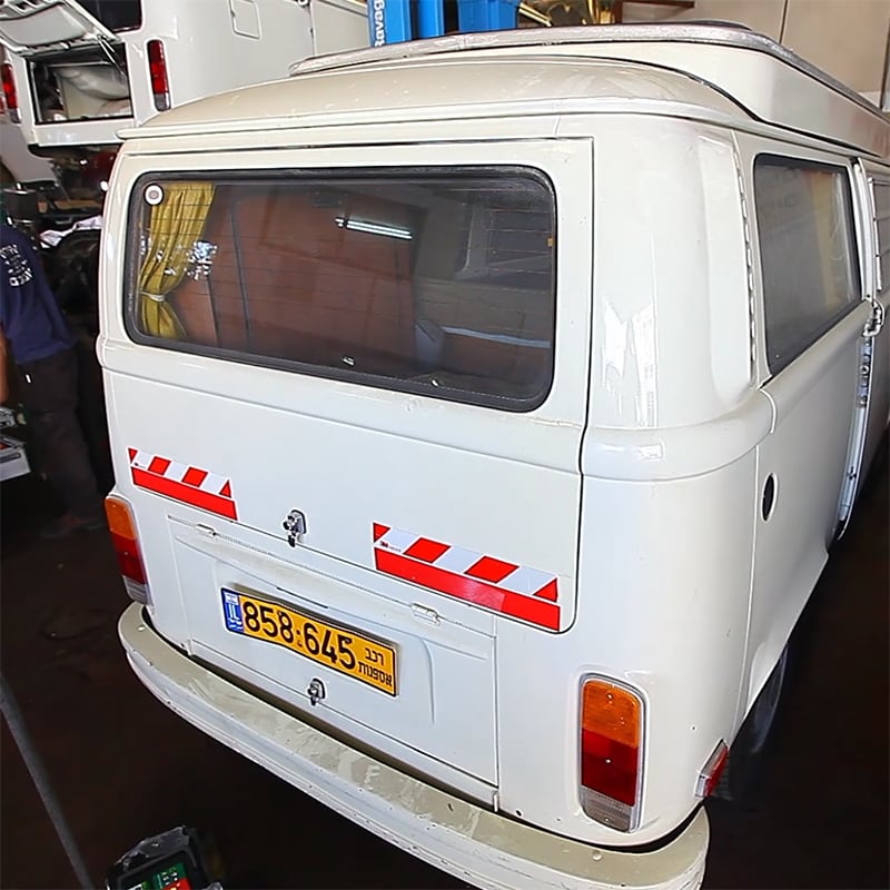 הקאמפר הגיבור מגיע למוסך