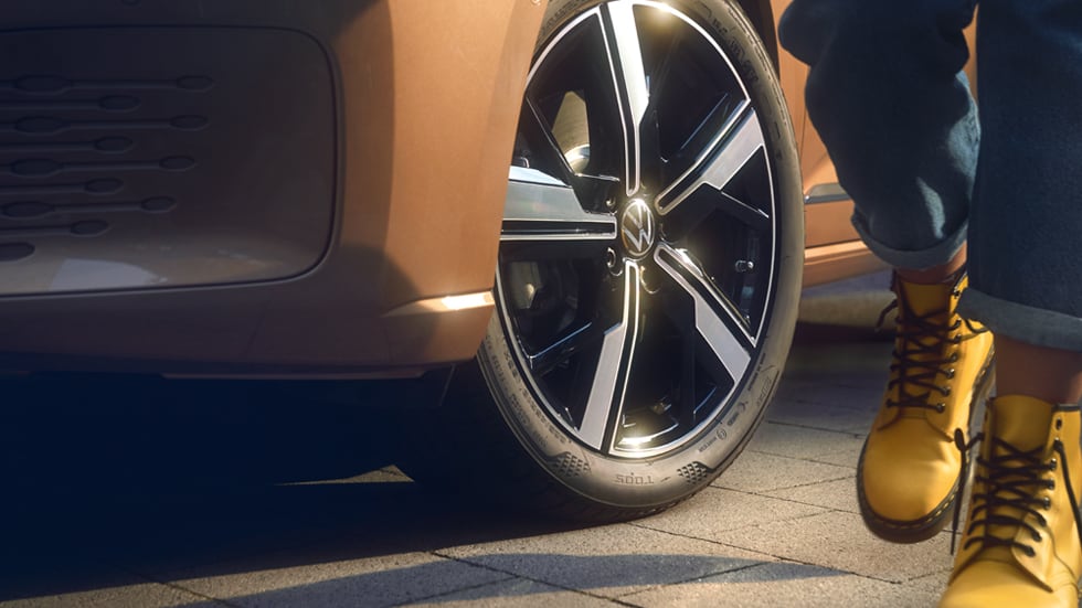 פולקסווגן קאדי - סרטוני הדרכה - גלגלים ומתחת למכסה המנוע